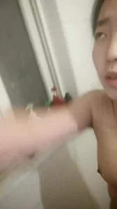 九江产的贱母狗，一边洗澡一边流水，一边尿尿一边流白浆