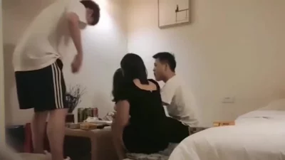 真实火爆换妻4P，其中一个绿帽男恳求对方别内射，自己老婆安全期怕怀孕