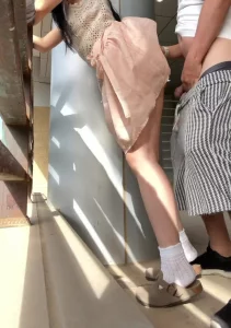 【原创】绝美身材母狗光天化日被爆操，对面就是办公楼
